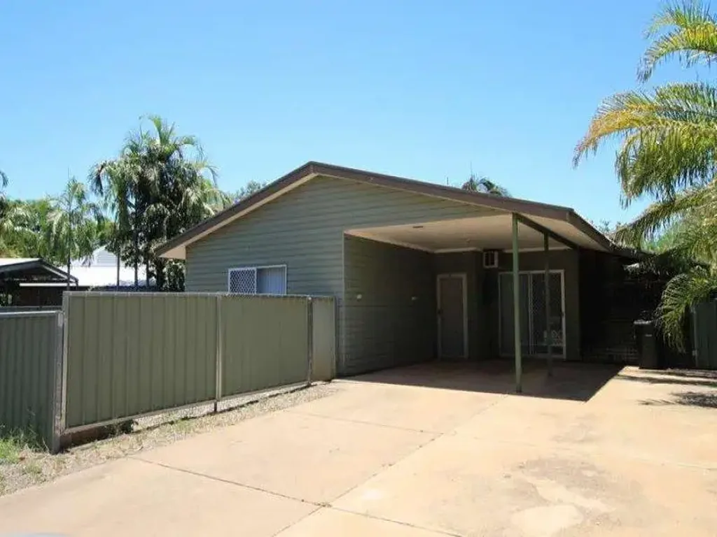 SPACIOUS HOME LOCATED IN LAKESIDE