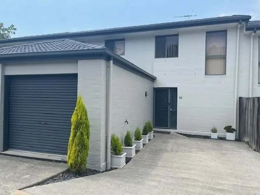 Riverhills 2房 宽敞比例低维护  树冠景观度假设施  家庭友好后院  光线充足室内  近学校餐饮零售  门禁社区泳池网球场 Excellent two bedroom townhouse with upgraded kitchen