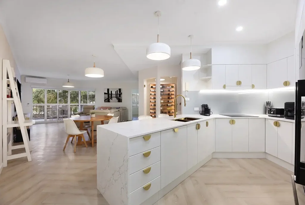 Surfers Paradise 3房  RARE TWO-LEVEL RESIDENCE | IMPECCABLY RENOVATED | SPECTACULAR SKYLINE & RIVER VIEWS