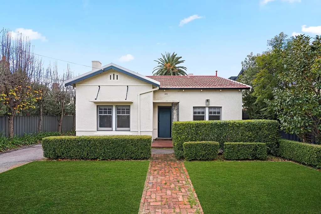 Lower Mitcham 3ਬੈੱਡਰੂਮ Character Home In Premier Location
