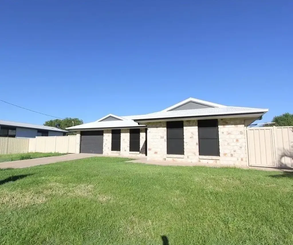 SPACIOUS FAMILY LIVING IN PRIME LOCATION