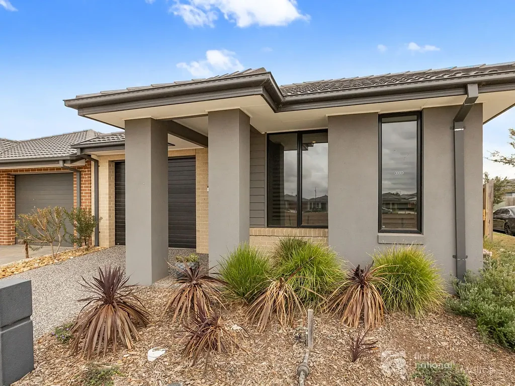 Rockbank 3Moenga Move-In Ready with Quality Finishes and Walk-to-Train Convenience