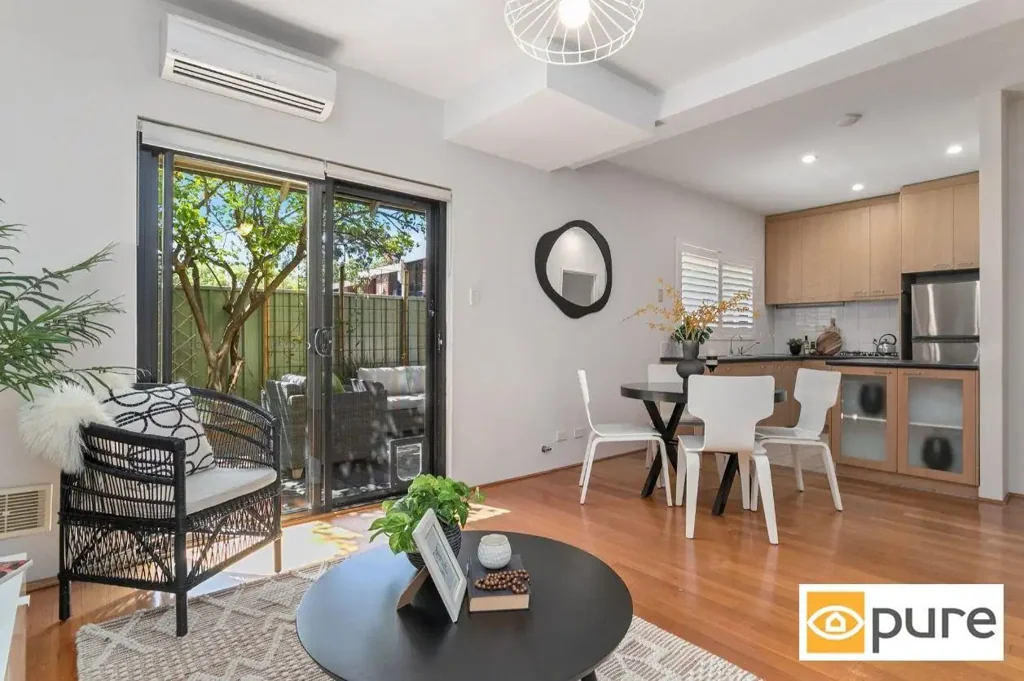 STYLISH TOWNHOUSE LIVING IN A PRIME LOCATION