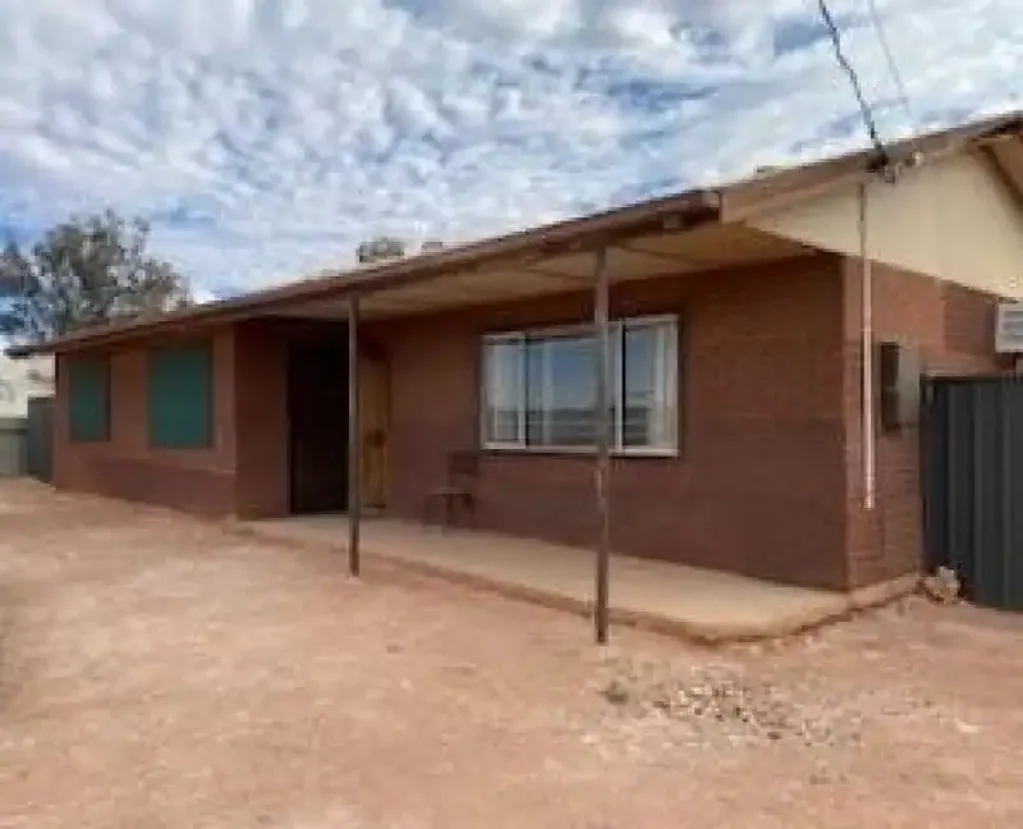Coober Pedy 3房  NEAT BRICK HOME - THREE BEDROOM HOME WITH OPEN LIVING AND LARGE SHEDDING