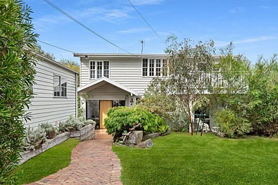 Balnarring 4房 海滨瑰宝 Weatherboard住宅 私密花园 自然采光充沛 灵活布局 超大厨房岛台 私人阳台 工作室空间 Versatile Living and Timeless Character