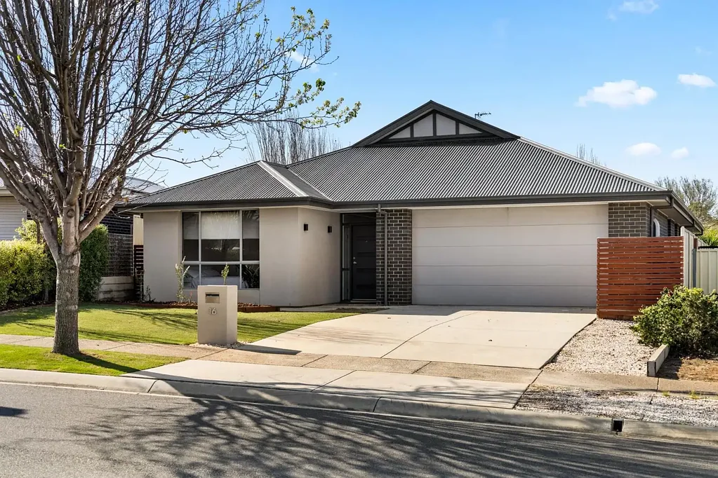 Strathalbyn 4ਬੈੱਡਰੂਮ Find your calm, claim your freedom - modern Strathalbyn living with room to exhale…