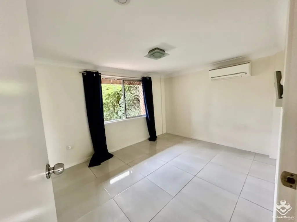 4 BEDROOMS with Tile & Timber Floor Home Mansfield State High School Catchment