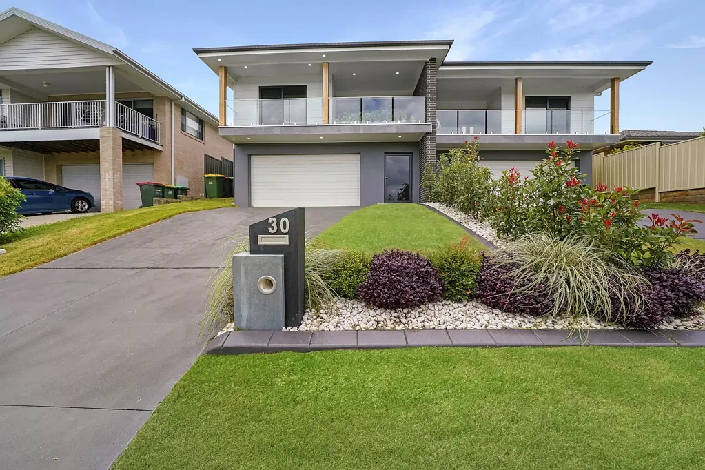 Bolwarra Heights 4房  Elevated Torrens Title Home with Designer Finishes!