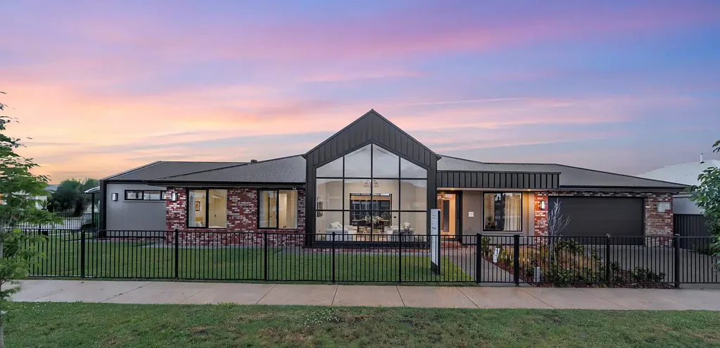 Lucas 4બેડરૂમ Luxury Hearty Homes Masterpiece in Prestigious Lucas Locale