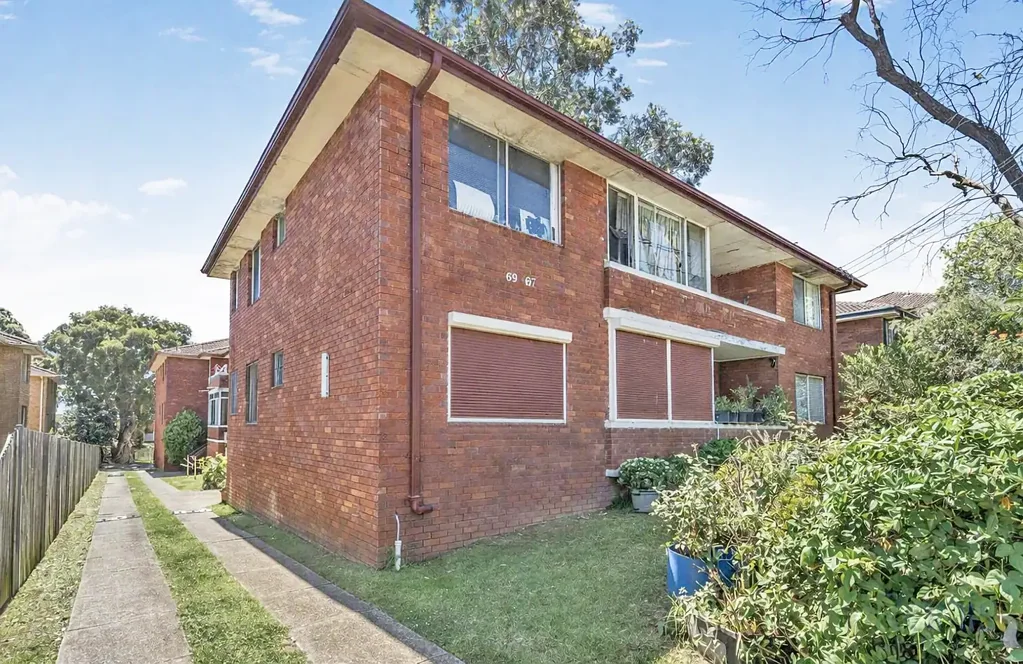 Lakemba 2Kwarto Updated, 2 bedroom top floor residence sitting in popular price point