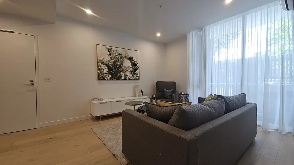 Richmond 1Kwarto Stylish, Low-Maintenance Living in Boutique “Lily Garden”