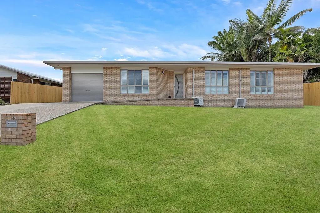 Beaconsfield 3침실 A Standout Family Home with Shed, Space and Style!