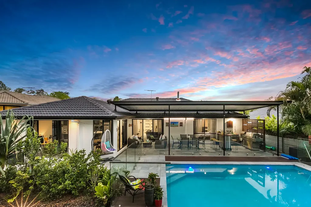 Bellbowrie 4房 泳池畔生活，全家共享宽敞空间 Poolside Living with Space for the Whole Family