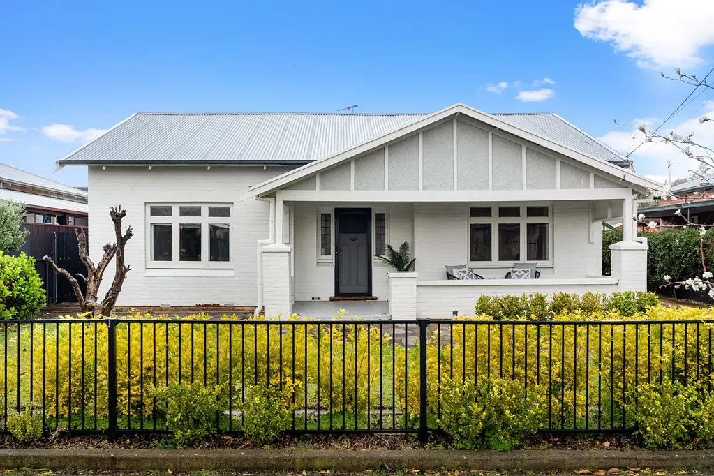 Nailsworth 2ਬੈੱਡਰੂਮ Character Charm Meets Modern Living in Blue-Chip Nailsworth