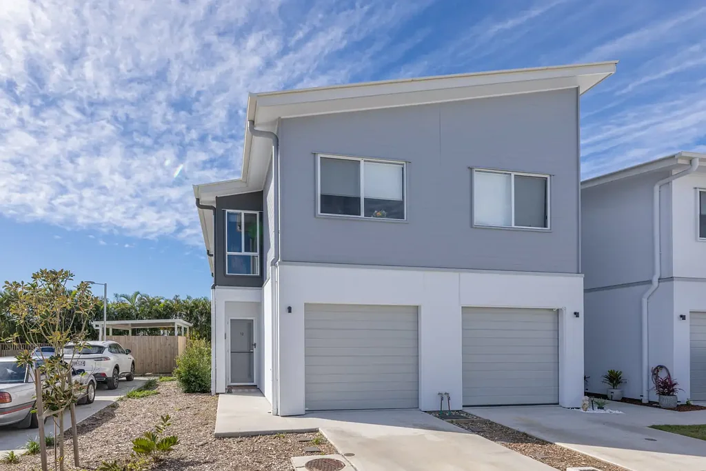 Caboolture 3Zimmer Near-New Townhouse in Prime Location - Under 12 Months Old!