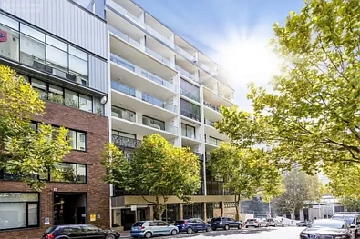 North Sydney 1房 市中心优雅公寓 木地板落地窗 开放式设计 燃气厨房现代浴室 独立卧室分体空调 步行至North Sydney Station 周边设施齐全 PRIME NORTH SYDNEY 1 BEDROOM APARTMENT STRONG LOCATION, LOW-MAINTENANCE