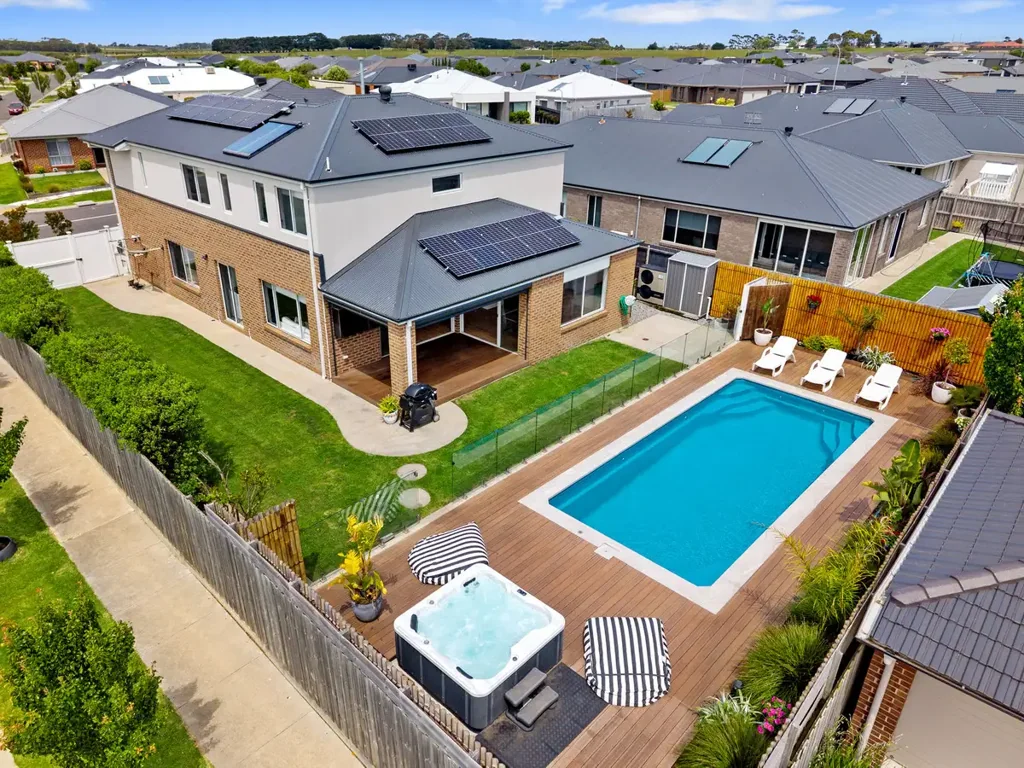 Warrnambool 5Moenga YOUR FAMILY'S POOLSIDE OASIS AT HOME