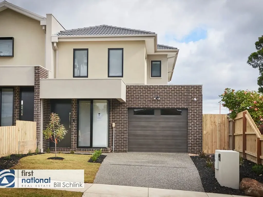Templestowe Lower 4房 开放式布局 现代厨房 东北庭院 主套房 双层游戏室 全房冷暖 安保系统 大车库 划片名校 步行商圈 Stylish dual-master living in a prime lifestyle pocket