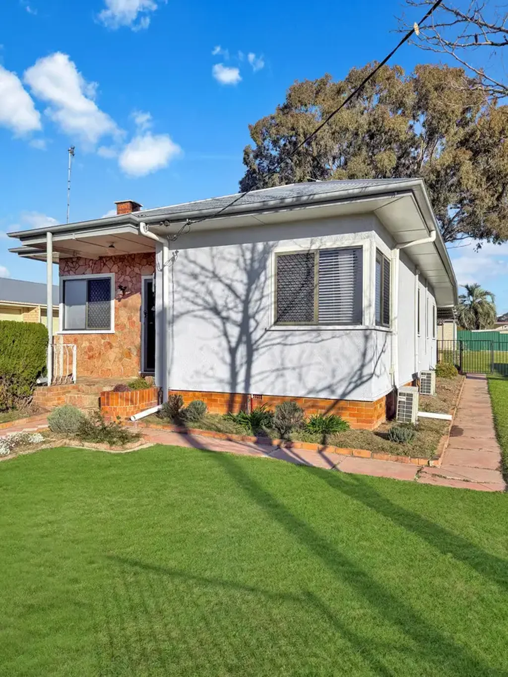 🏡 Neat, Comfortable & Close to Town