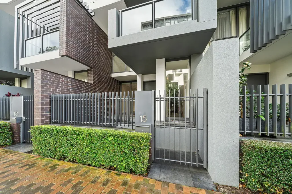 3 BEDROOM | 2 BATHROOM | 2 CARPARK