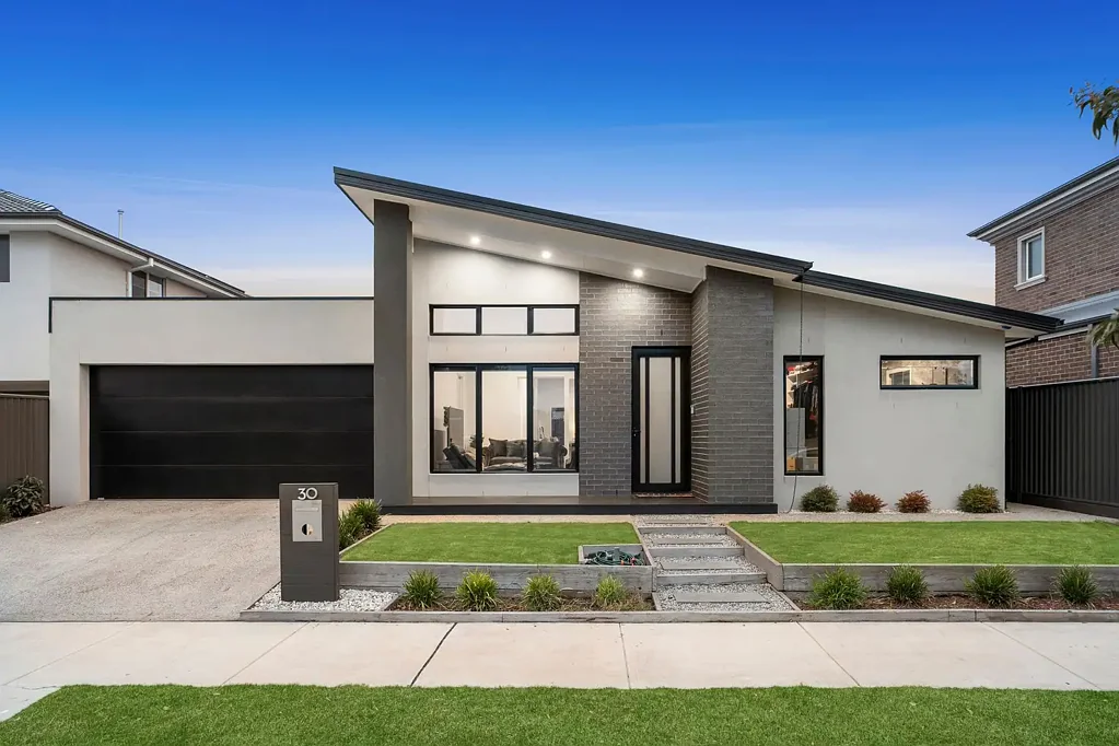 Lara 4Kwarto Sophisticated Custom Built Home