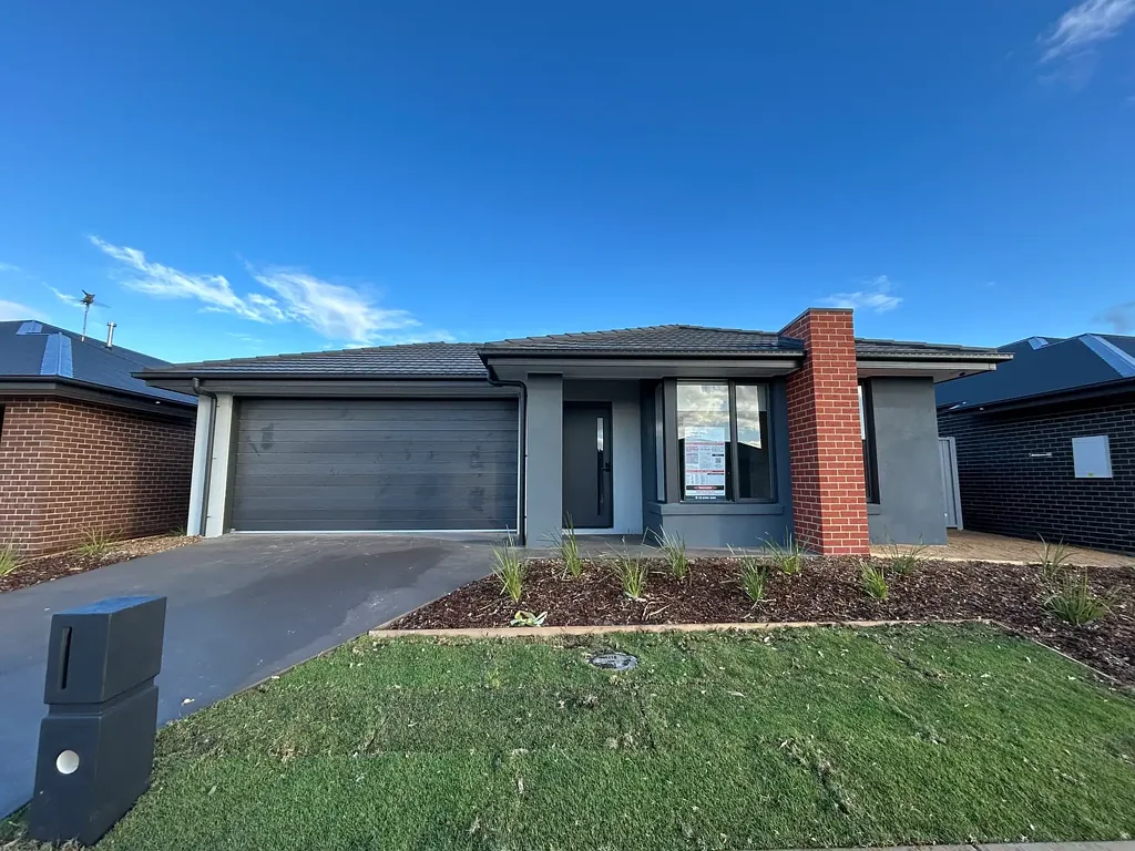 SELF CONTAINED ROOM WITH OWN EN-SUITE - INCLUSIVE OF ALL UTILITIES !