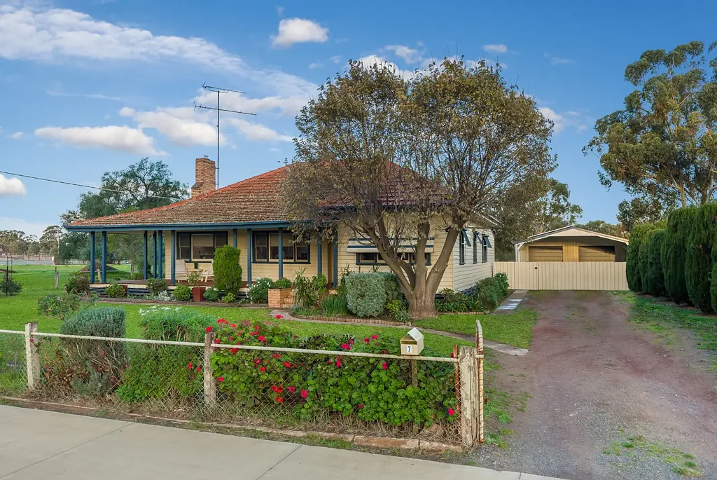 Charlton 4 Bedroom Prestigious Family Home on 2,147m2 – Immaculate Presentation & Timeless Charm
