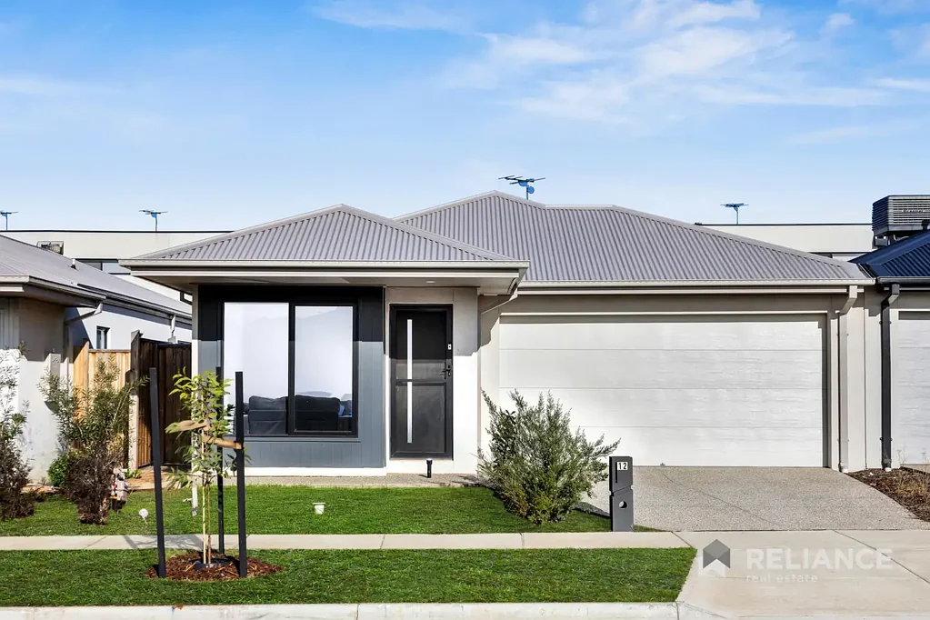 Wyndham Vale 4غرفة نوم Modern Family Home with Spacious Multi-Living Areas - Walk to Wyndham Vale Train Station!