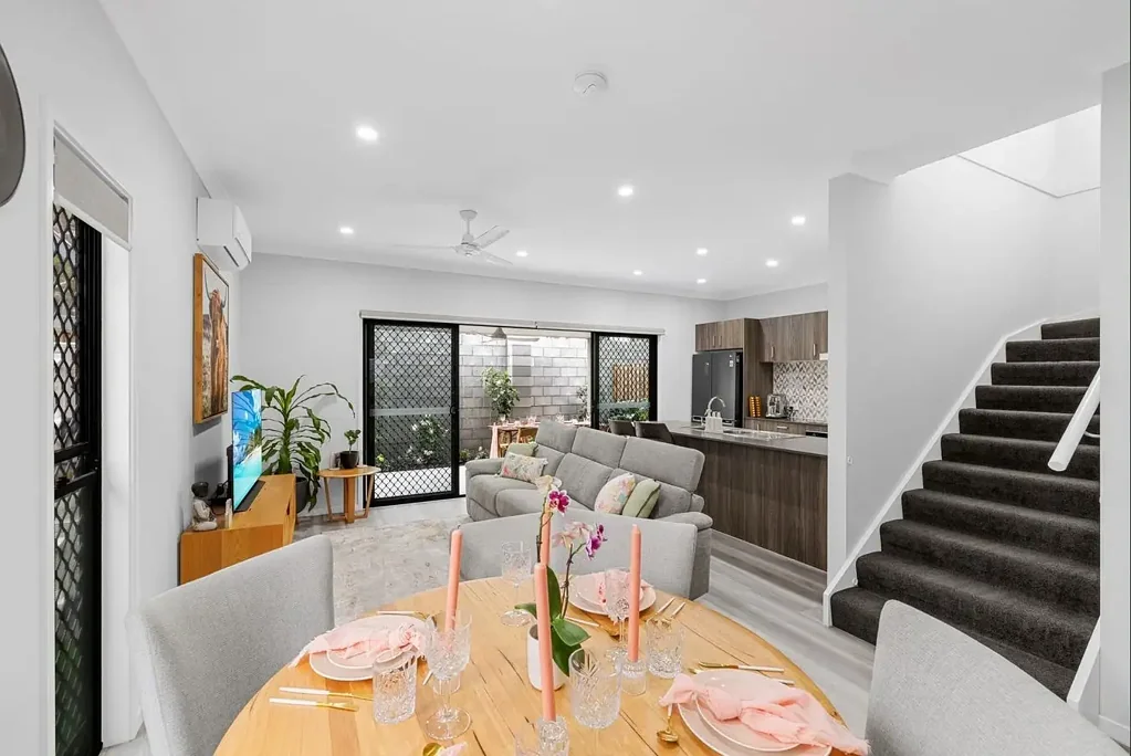 MODERN 3 BEDROOM TOWNHOUSE!