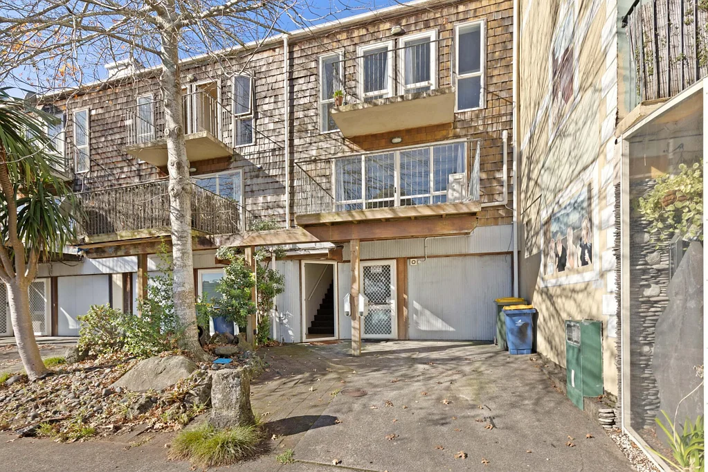 Glen Eden 3房  Live Above | Work Below