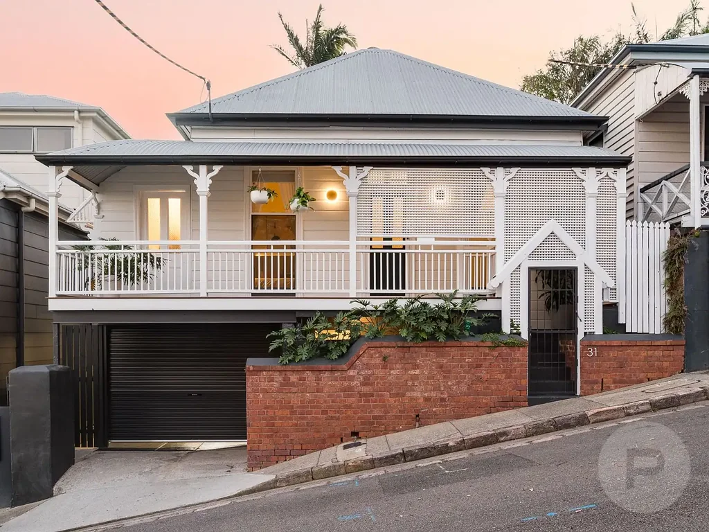 Petrie Terrace 4房 市中心生活方式，带独立楼层和开阔视野 Inner-City Lifestyle with Self-Contained Level and Elevated Views