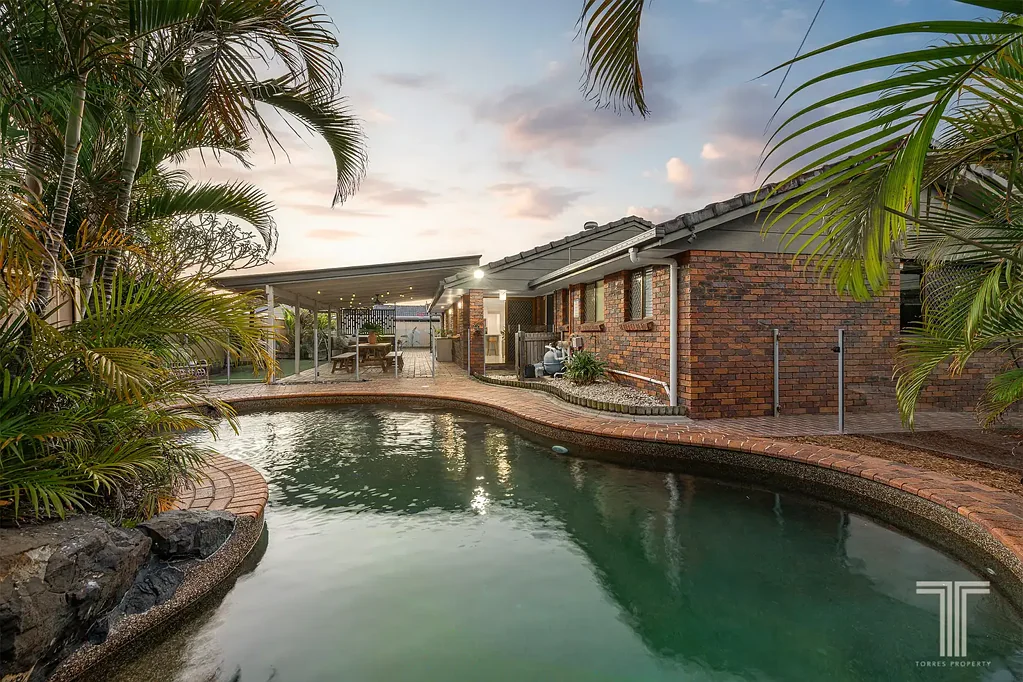 Carindale 4房 家庭友好区域 715sqm转角地块 绿树环绕私密环境 靠近公园自行车道 生活便利设施齐全 The Ultimate Family Entertainer in the Heart of Carindale