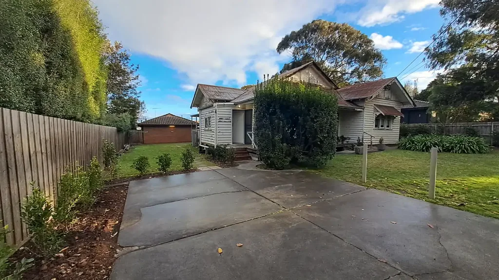 ONE BEDROOM DUPLEX IN GREAT LOCATION WITH GARDENER AND WATER INCLUDED