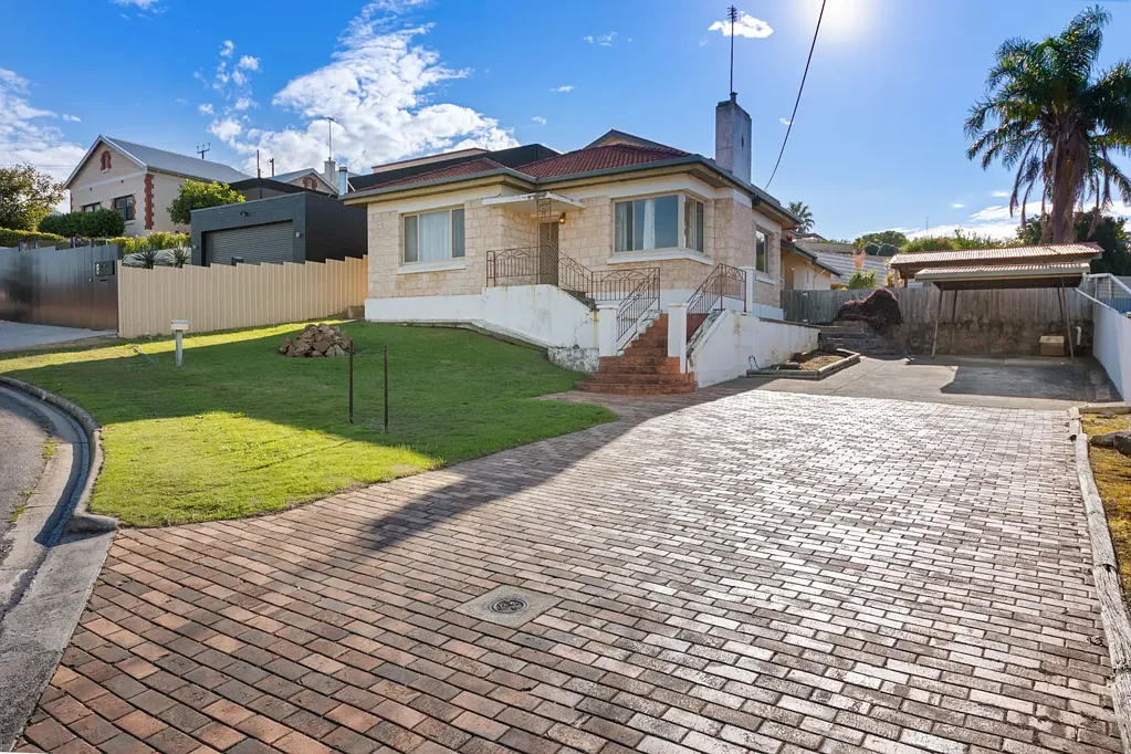 Port Lincoln 3 Slaapkamer 1950's split-level stone home in premium CBD fringe location with views