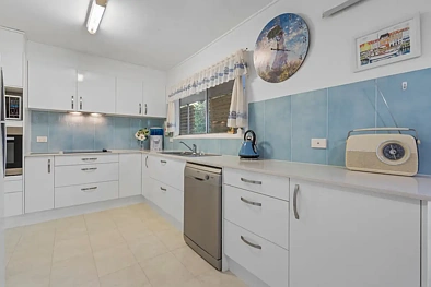 Yeronga 3房 宽敞665m²地块 绿树成荫庭院 安静街道位置 靠近公园休闲区 现代厨房实用空间 Contract Fallen Over- Open to offers