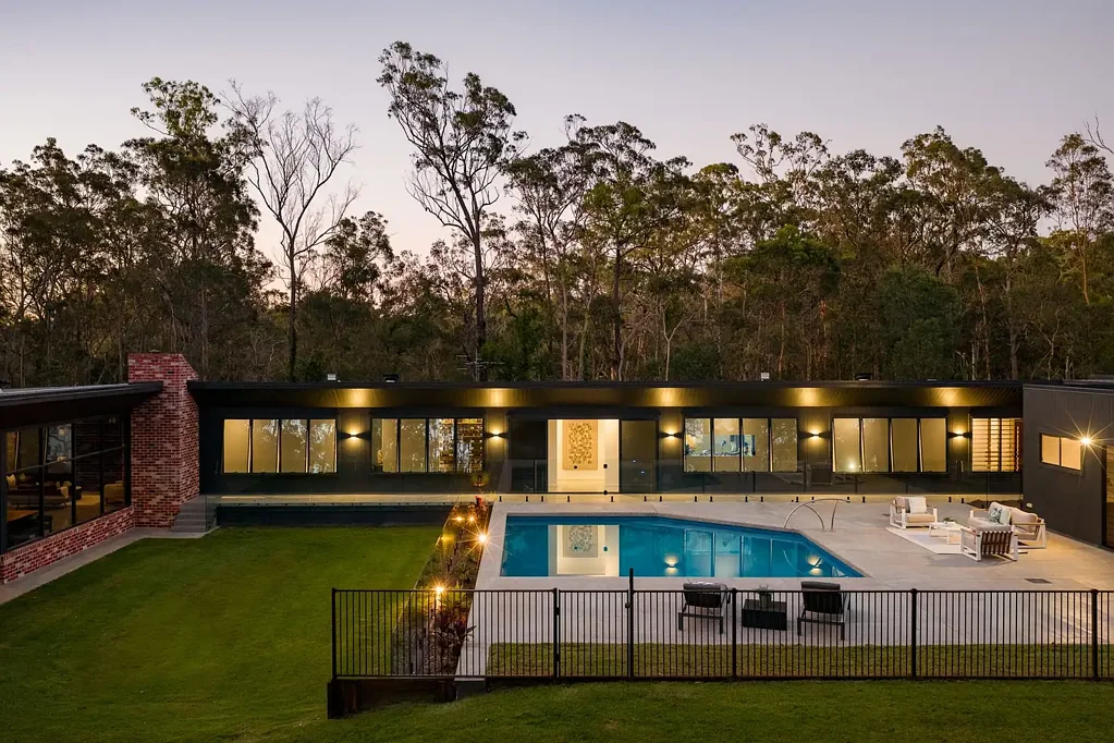 Sheldon 7房 800平米定制设计 私人林地环绕 四米玻璃墙视野 七间双人床卧室 多代居布局 度假村风格户外 布里斯班南稀有奢华 Mira - A landmark residence of scale, seclusion and architectural mastery.