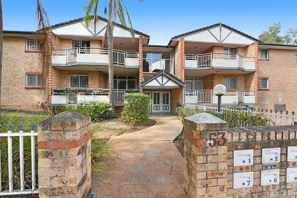 Boutique complex of 11