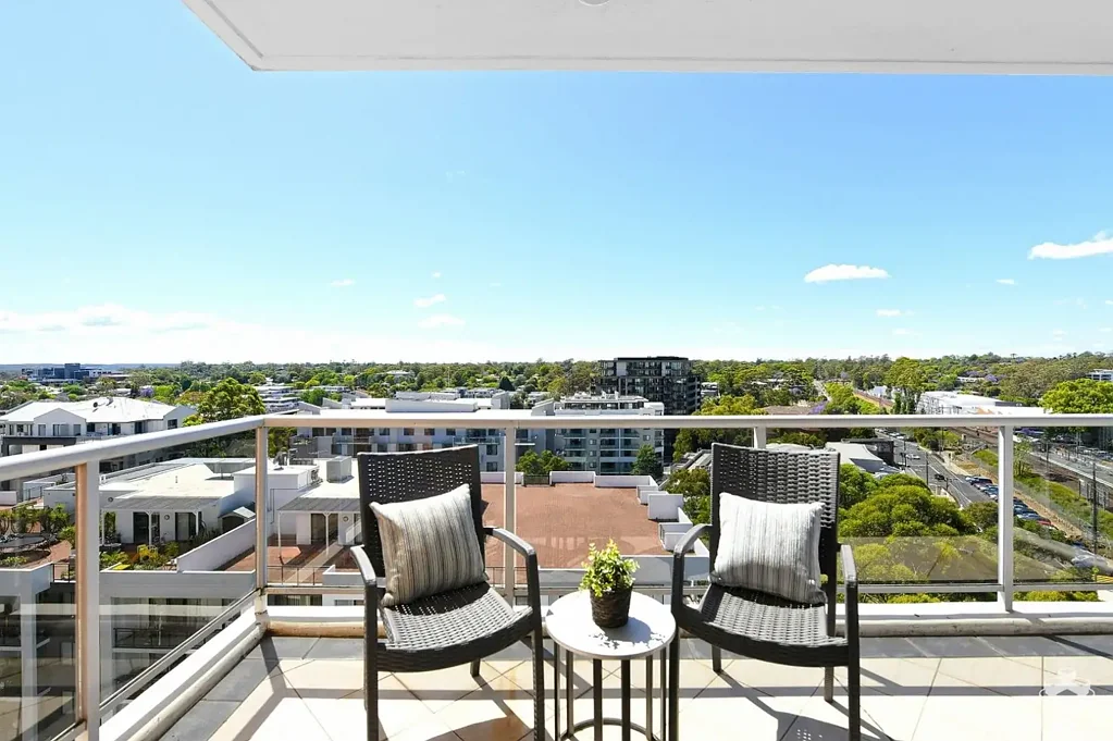 Waitara 2房 新近粉刷 地板近新 壮观景观 Caesarstone厨房 SMEG电器 宽敞起居 东南阳台 步行便利 大楼管家 Newly painted high level apartment with stunning view