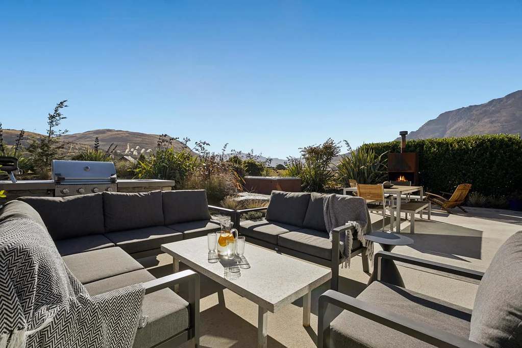 Jacks Point 4房  Reserve-Side Living with Mountain Views