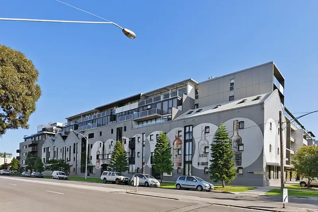 EXCEPTIONAL BAYSIDE APARTMENT