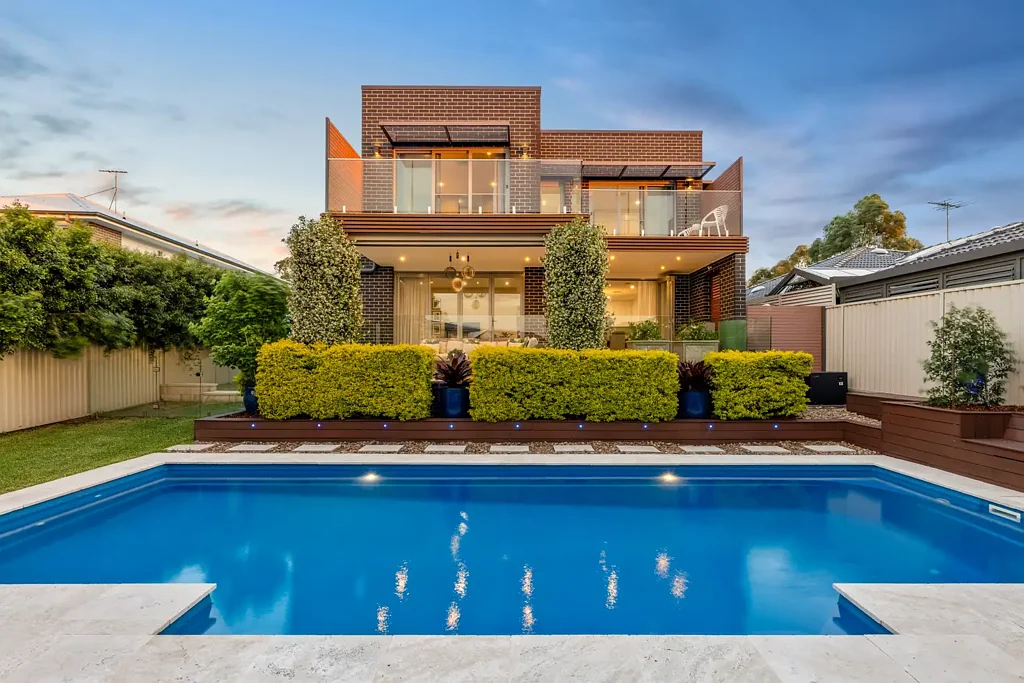 Menai 4房 高耸天花板采光佳 精致装修品质感 室内外流动无缝 度假村式庭院 加热盐水泳池 遮盖户外烧烤区 双自动车库 太阳能系统 The Ultimate Entertainer's Oasis