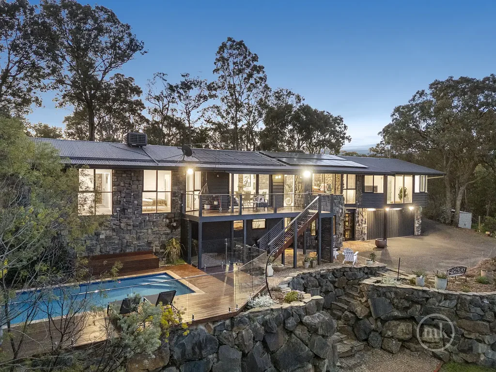 North Warrandyte 5chambre Timeless Craftsmanship, Spectacular Views & Exceptional Family Living