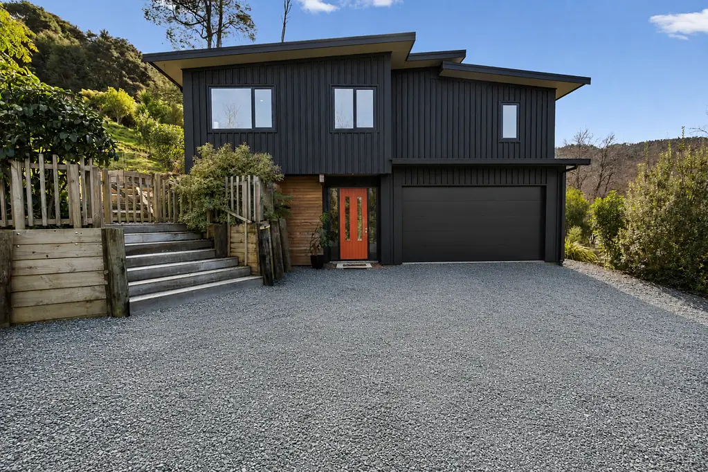 Puhoi Ultra-Modern Design Meets Historic Village Charm