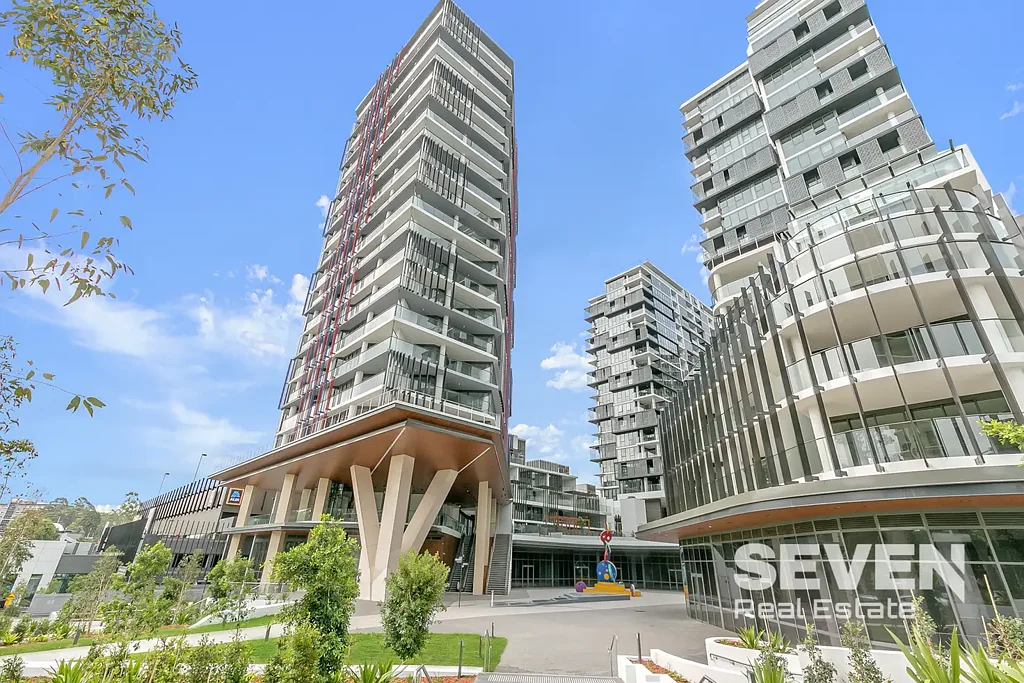 LUXURY TWO BEDROOM PLUS STUDY APARTMENT WITH COURT YARD