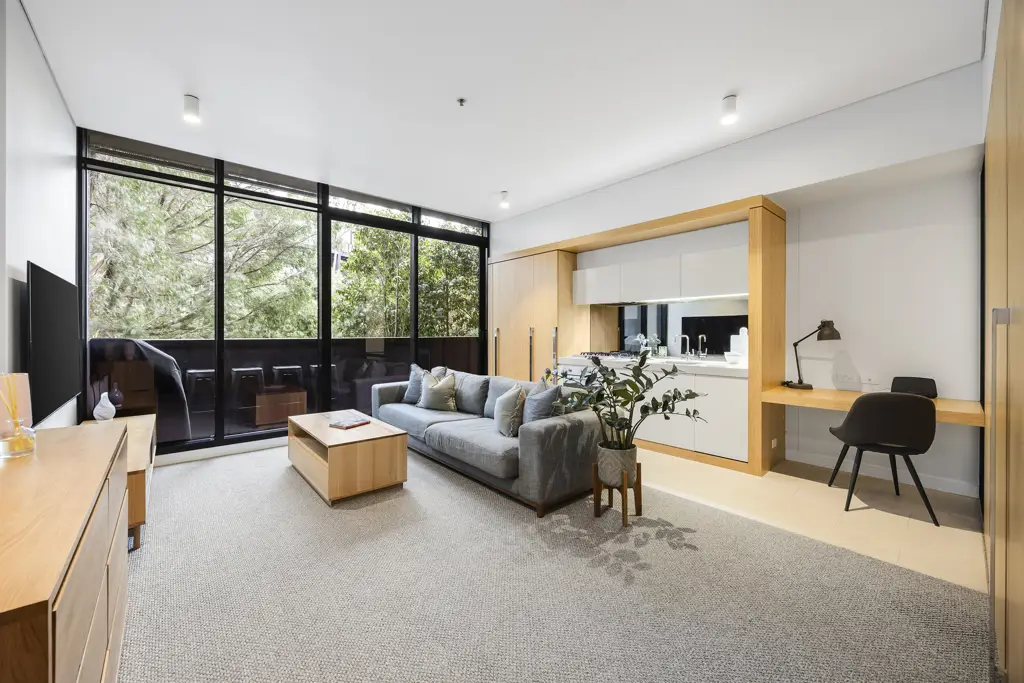South Yarra 1房 "Clara Mews一楼尊贵公寓 毗邻Surrey Park 绿意盎然 生活宁静 开放式设计 挑高天花板 向北美景 直线型石材厨房 Smeg电器 独特旋转门 宽敞学习区 舒适露台 中央供暖 空调 双层玻璃窗 安全入口 豪华健身房 蒸汽房桑拿 尽享便利生活" A hidden gem with privacy and inner city convenience