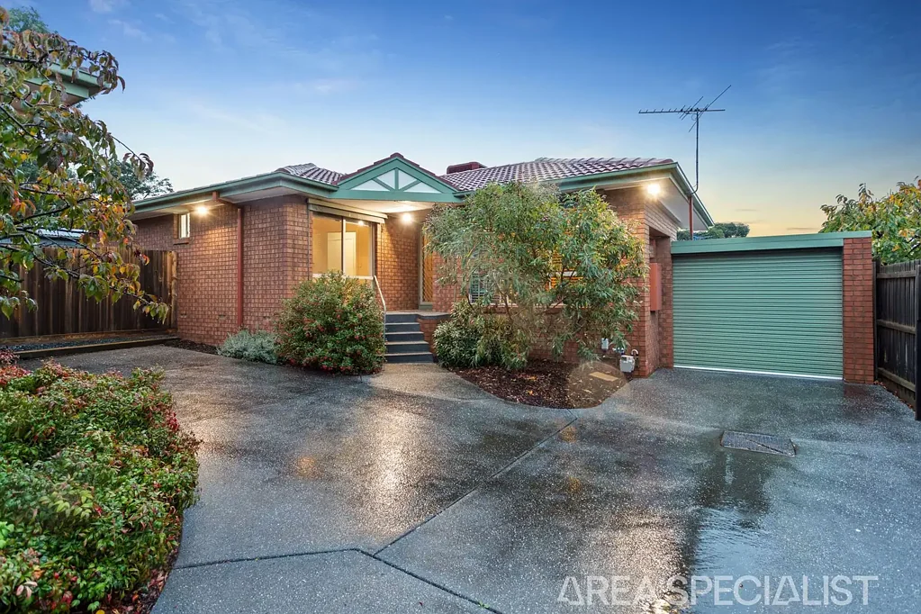 Glen Waverley 2房 后院私密庭院 大型厨房空间 气派客厅 单车库带遥控 精品砖构 双卧双卫 便捷生活配套 The Brief: Privately Positioned Two-Bedroom Unit With No Body Corp Fees
