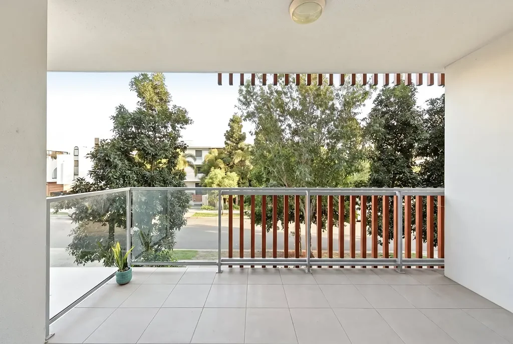 Bundall 1 Bedroom Spacious Apartment with Study in the Heart of Bundall