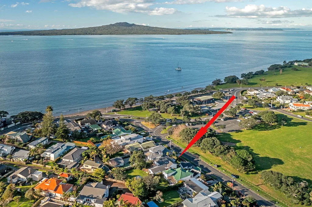 Devonport 3Habitaciones Sea, Sun, Size and Location on a 928m² Site