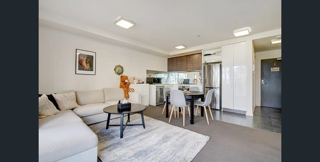 Burwood 2房 Deakin步行范围 私人阳台宁静 公交便捷 现代装修 安全地下车位 Modern Living with Tranquil Leafy Views