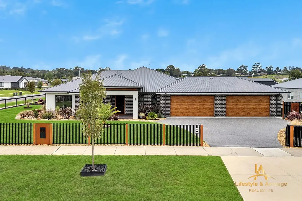 30 OAKMONT DRIVE, Drouin, VIC 3818
